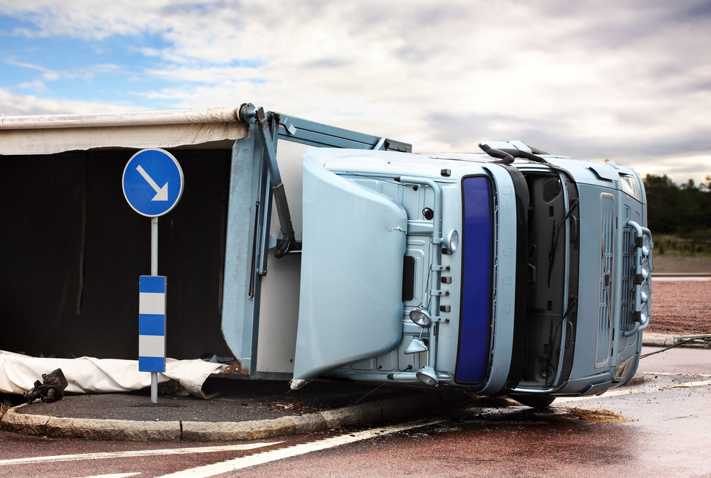 Read more about the article Main Causes Of Tractor Trailer Accidents